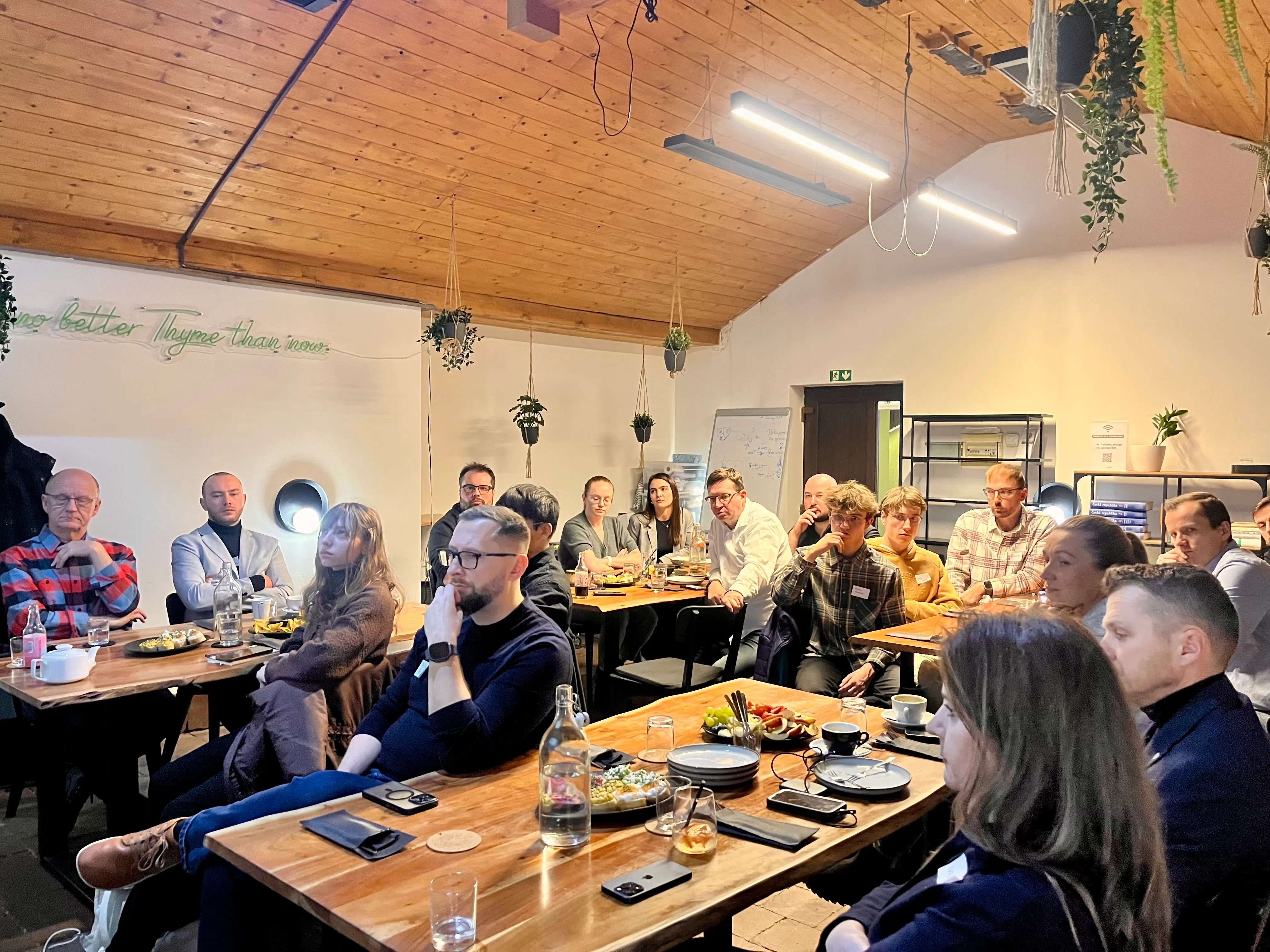 Účastníci Business Meetupu během networkingové části